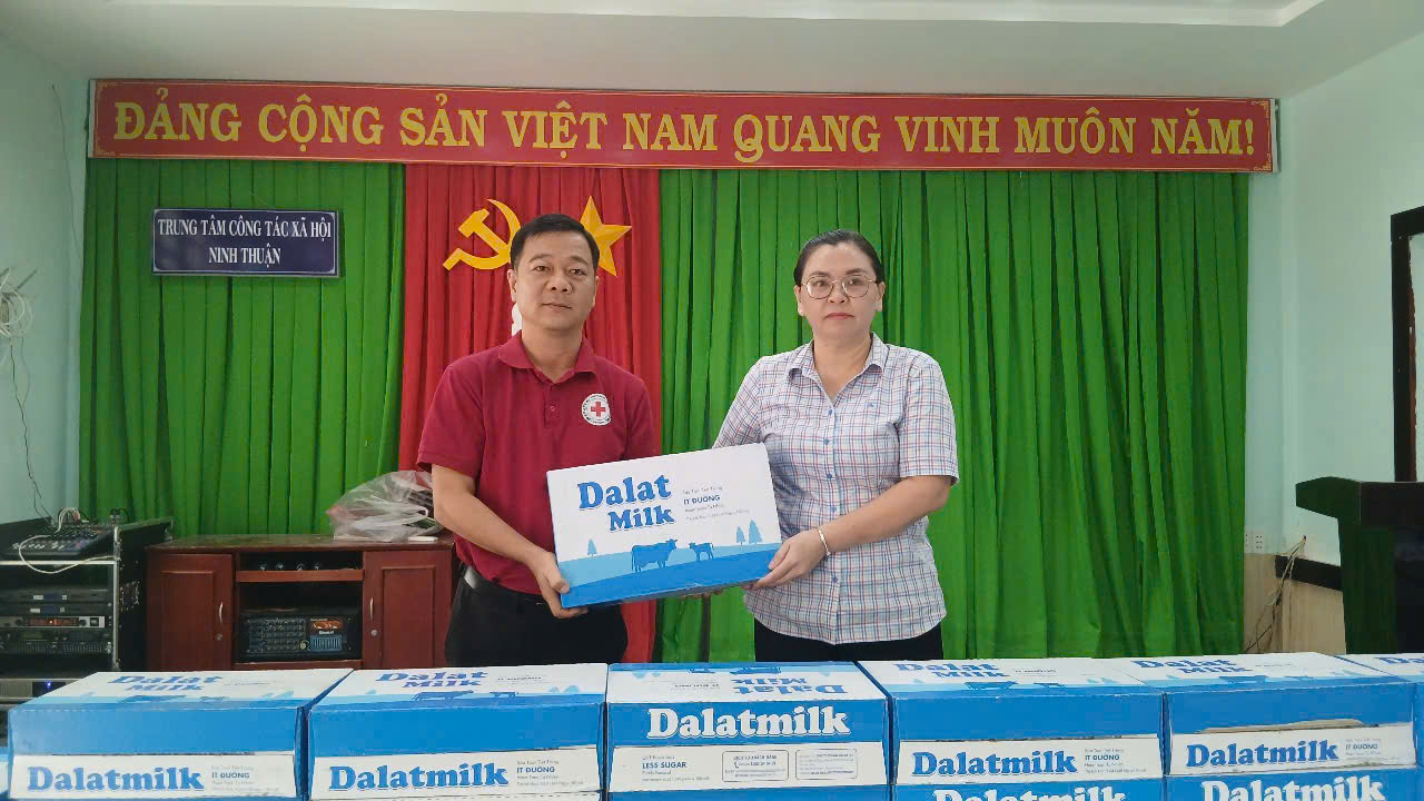 Hội Chữ thập đỏ Khánh Hòa trao tặng sữa DalatMilk cho người dân dễ bị tổn thương (Khanh Hoa Red Cross Society Distributes DalatMilk to Vulnerable Individuals)
